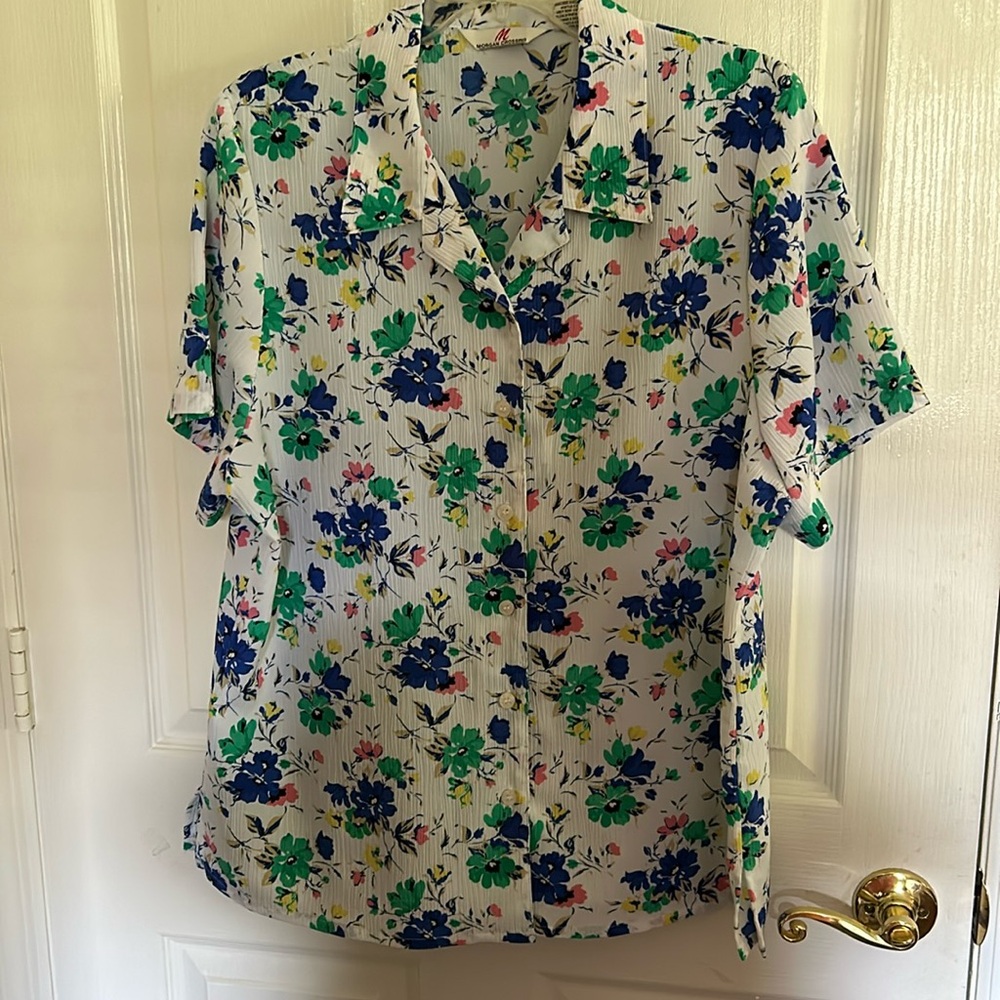 Morgan Crossing women’s size 14 easy care button down blouse. White with flowers